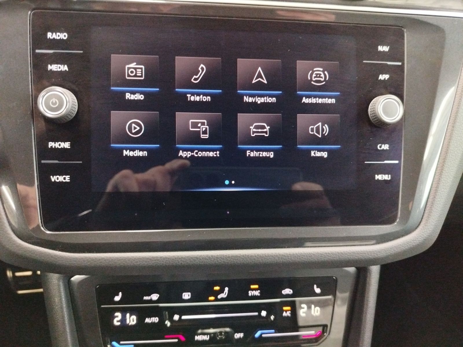 Volkswagen Tiguan 2023 г. Чёрный, пробег 21989 км