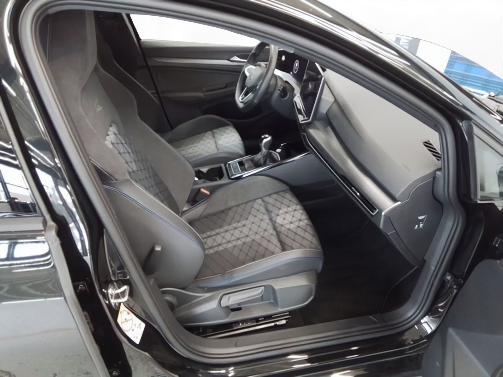 Volkswagen Golf 2025 г. Чёрный, пробег 8260 км