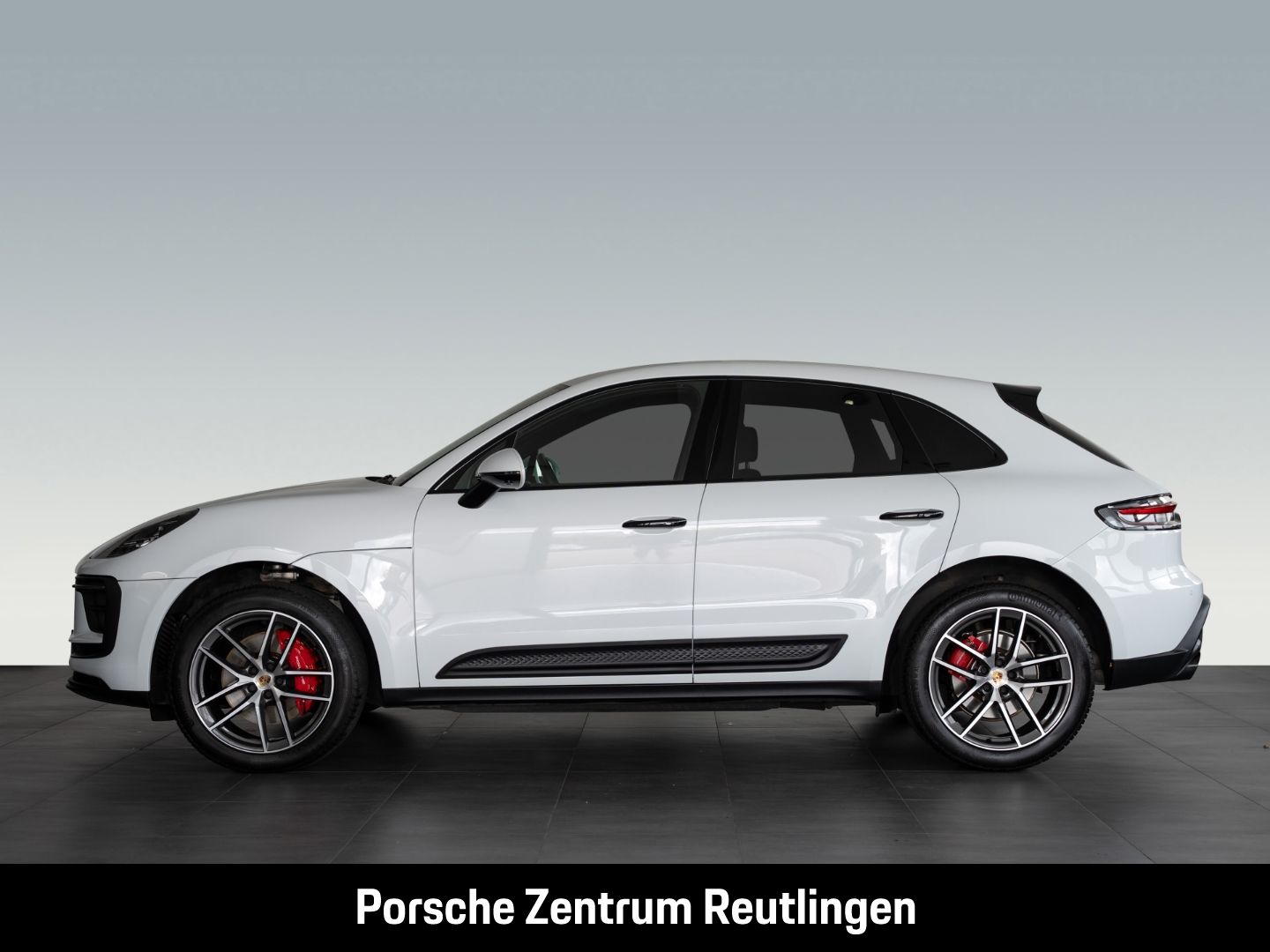 Porsche Macan 2023 г. Белый, пробег 29200 км