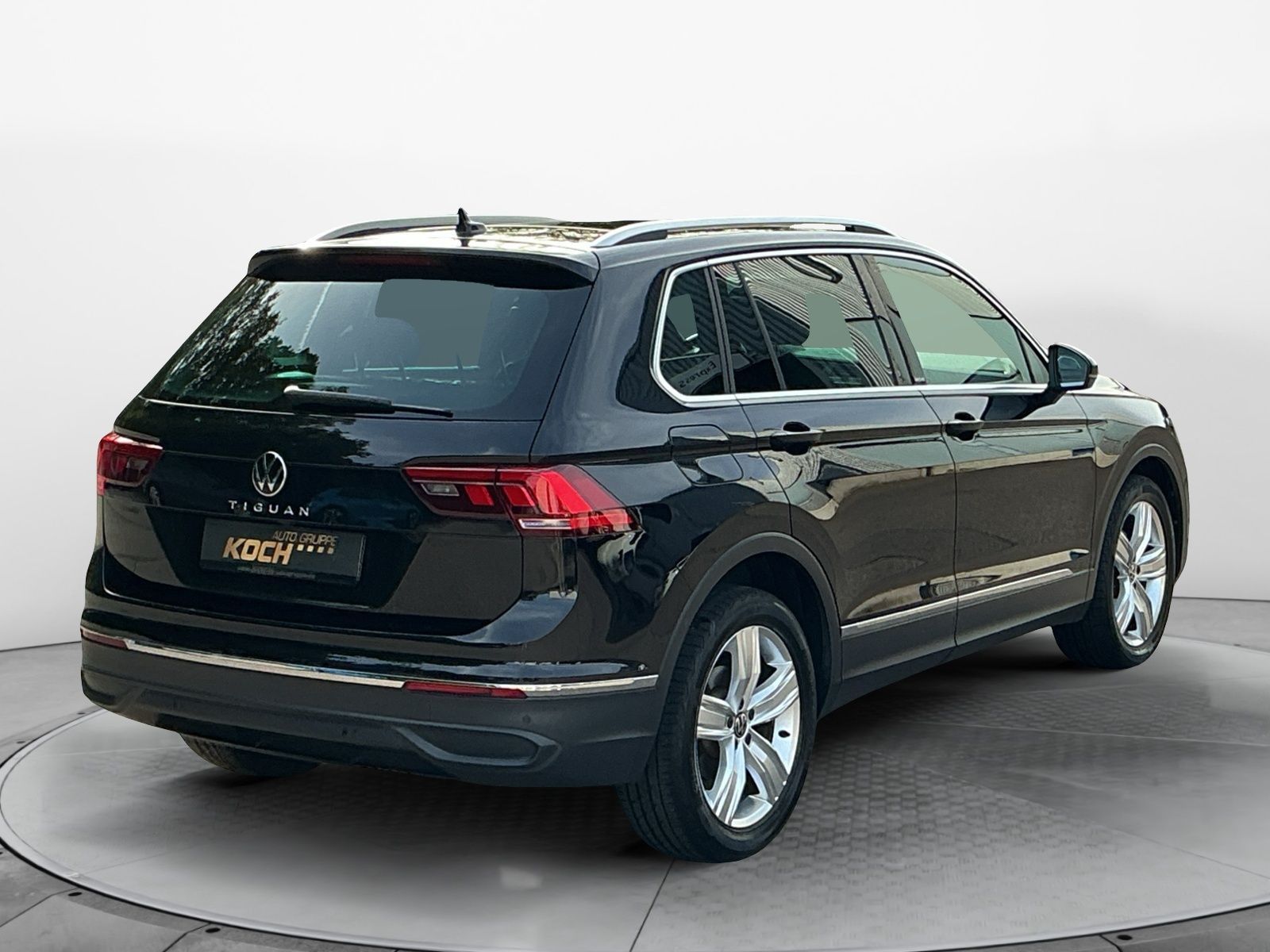 Volkswagen Tiguan 2023 г. Чёрный, пробег 42500 км