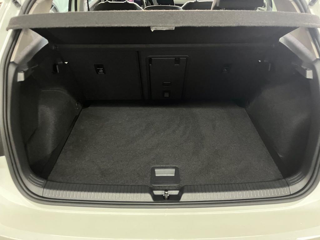 Volkswagen Golf 2023 г. Белый, пробег 42405 км