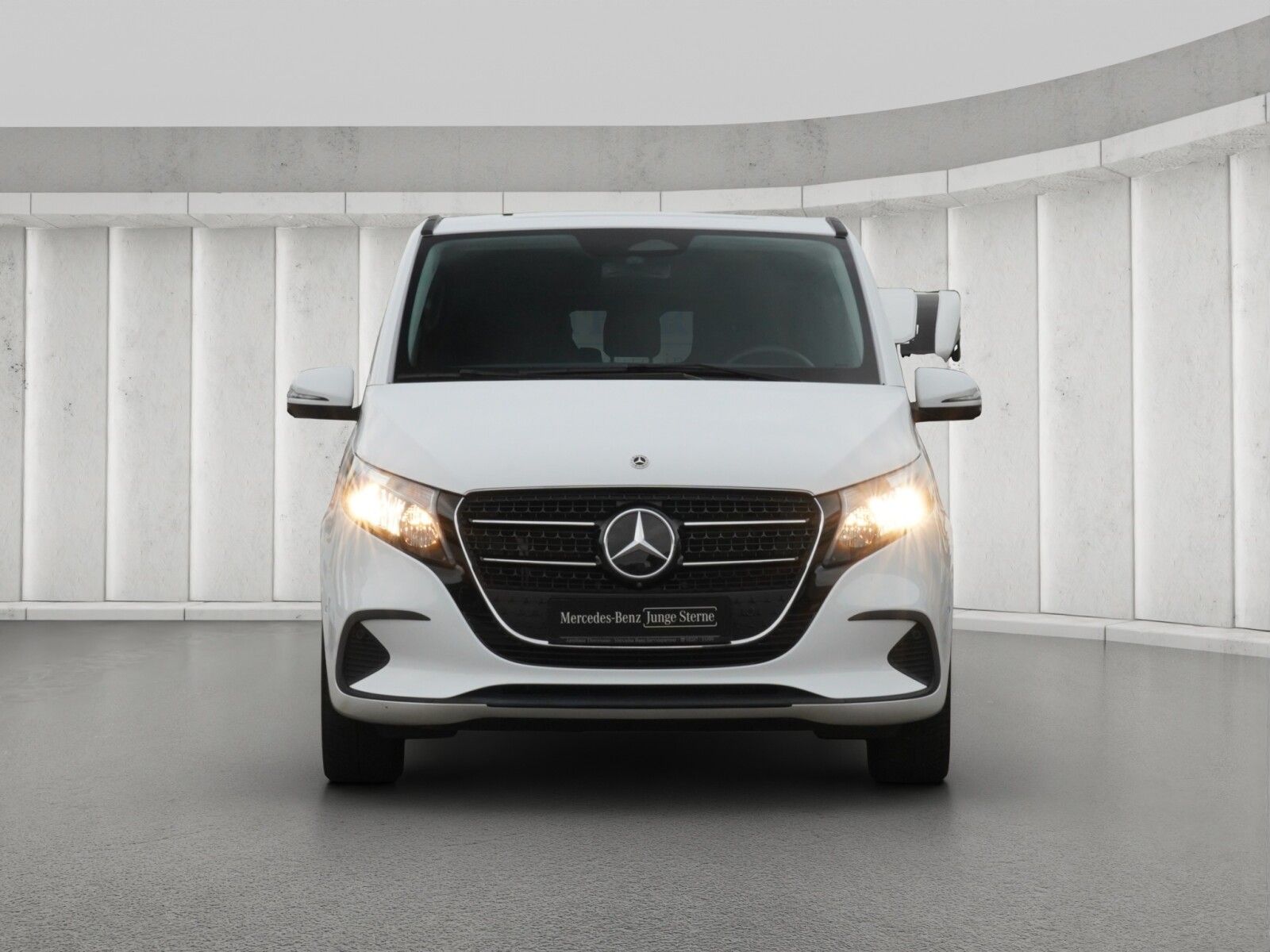 Mercedes-Benz V 220 2024 г. Белый, пробег 28140 км
