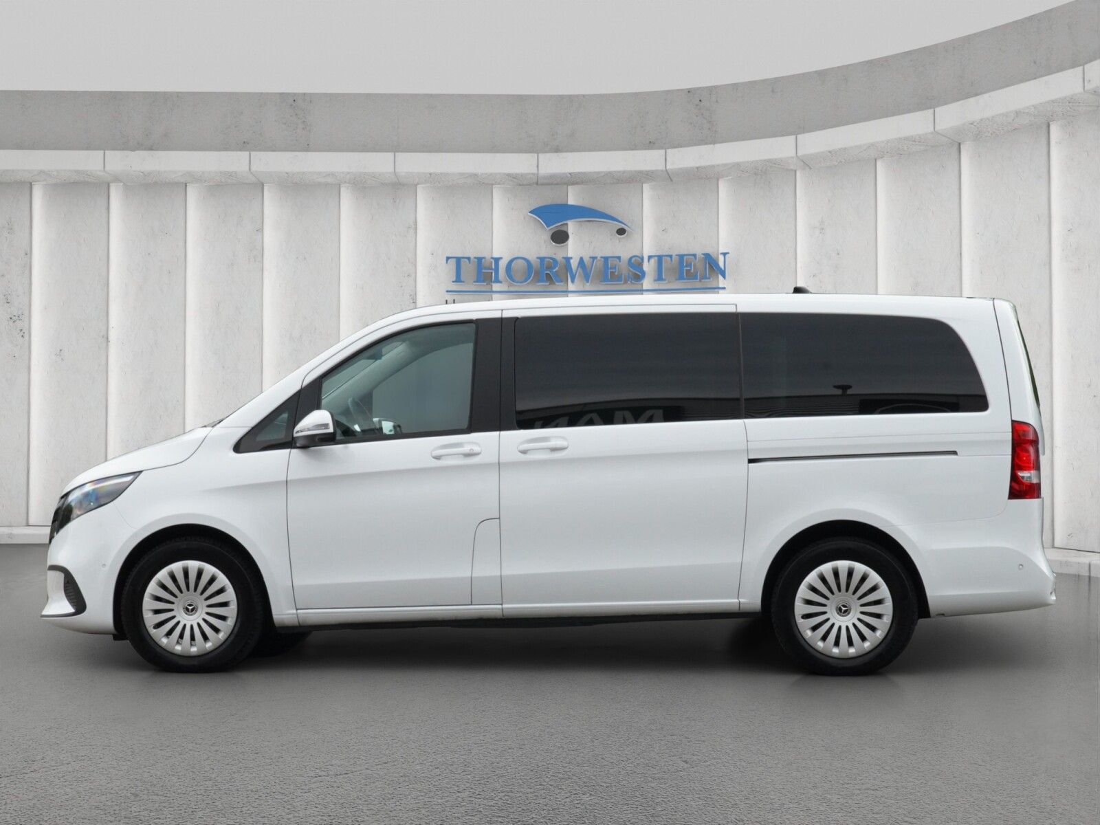 Mercedes-Benz V 220 2024 г. Белый, пробег 28140 км