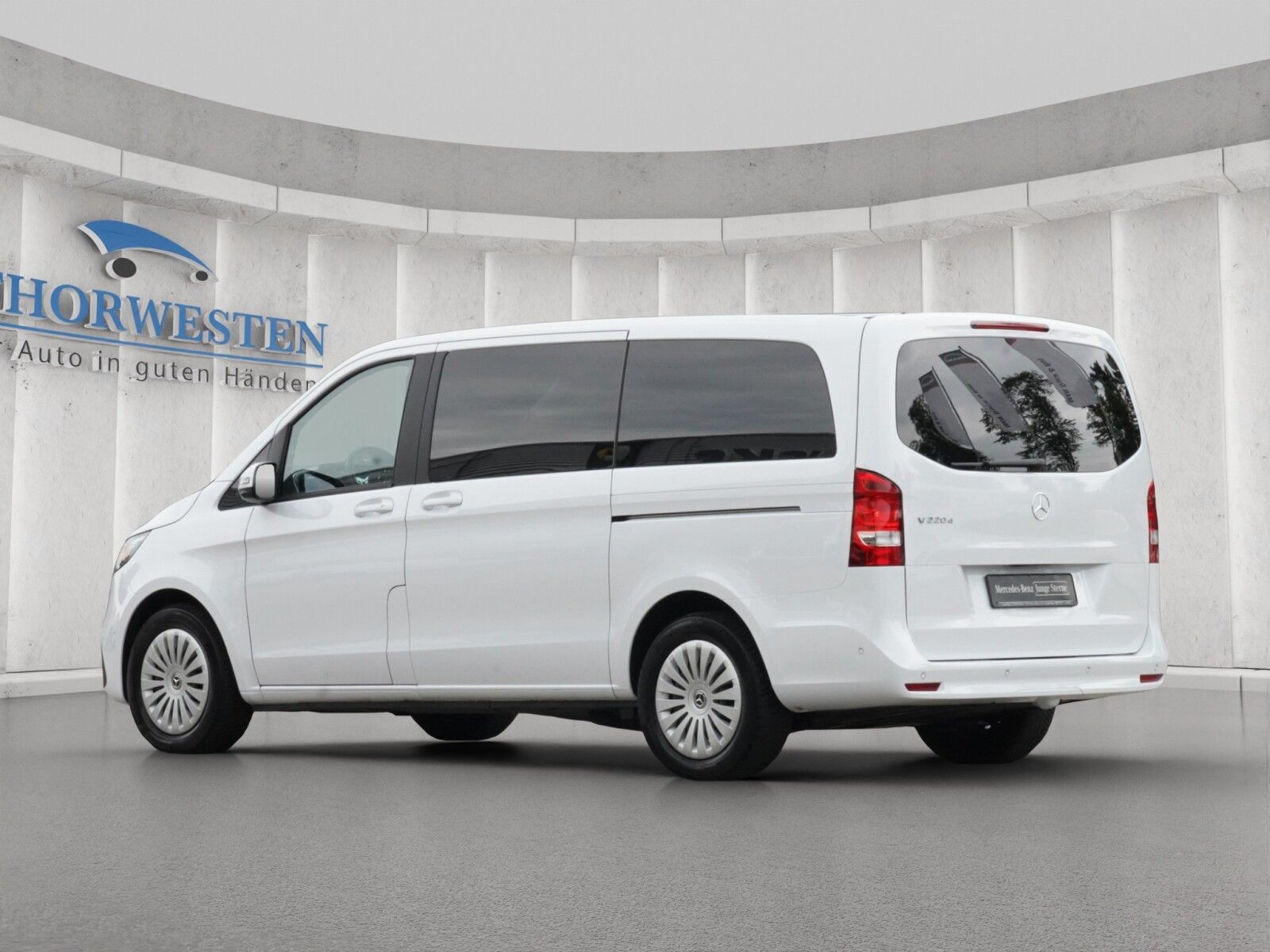 Mercedes-Benz V 220 2024 г. Белый, пробег 28140 км