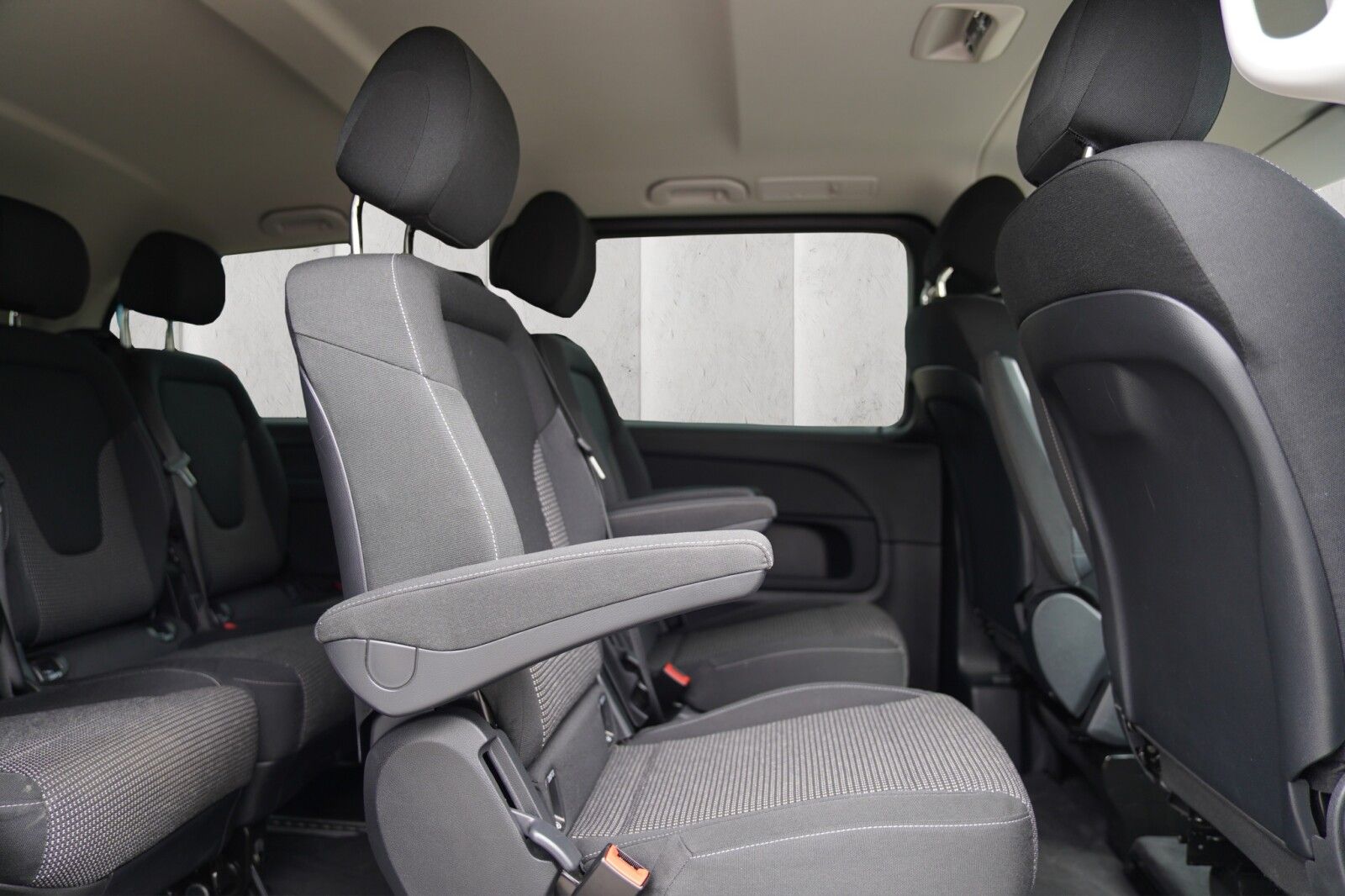 Mercedes-Benz V 220 2024 г. Белый, пробег 28140 км