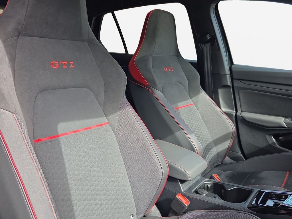 Volkswagen Golf 2024 г. Чёрный, пробег 23258 км