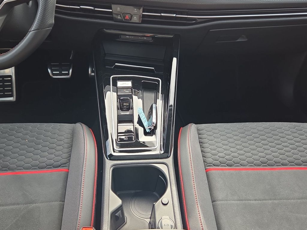 Volkswagen Golf 2024 г. Чёрный, пробег 23258 км