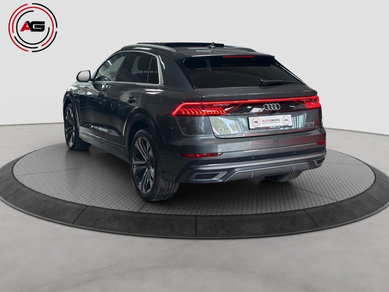 Audi Q8 2023 г. Серый, пробег 24800 км