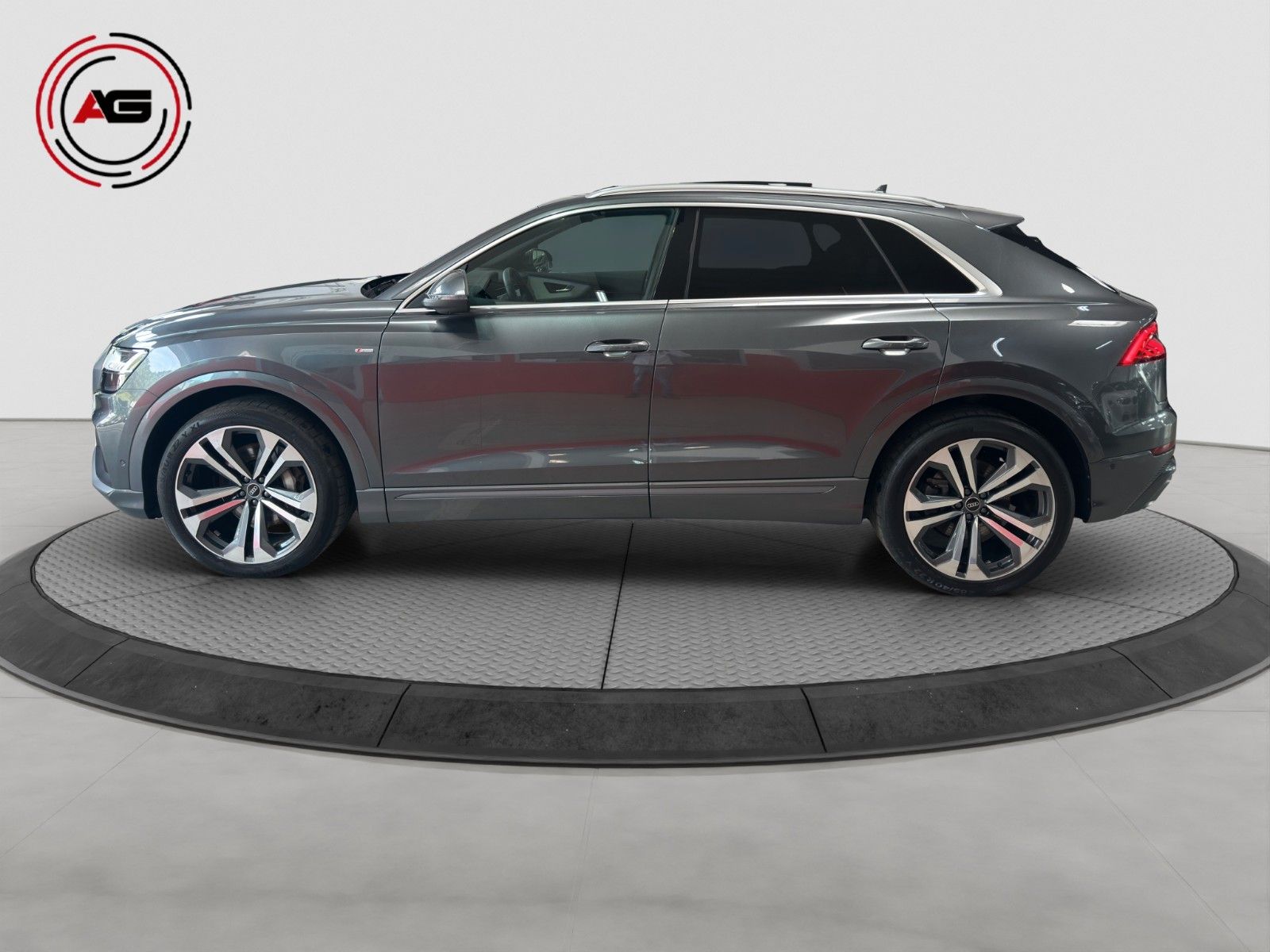 Audi Q8 2023 г. Серый, пробег 24800 км