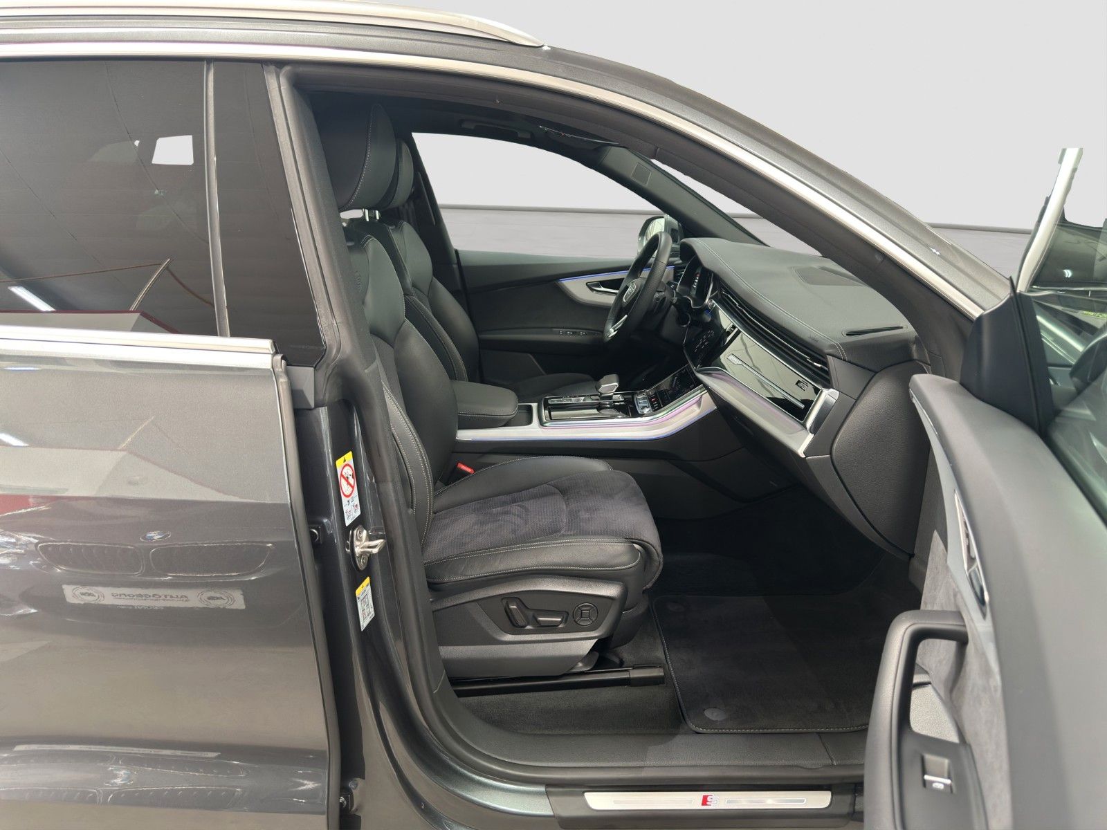 Audi Q8 2023 г. Серый, пробег 24800 км