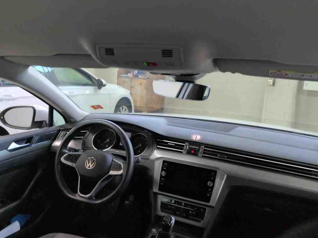 Volkswagen PASSAT VARIANT 2023 г. Белый, пробег 33196 км