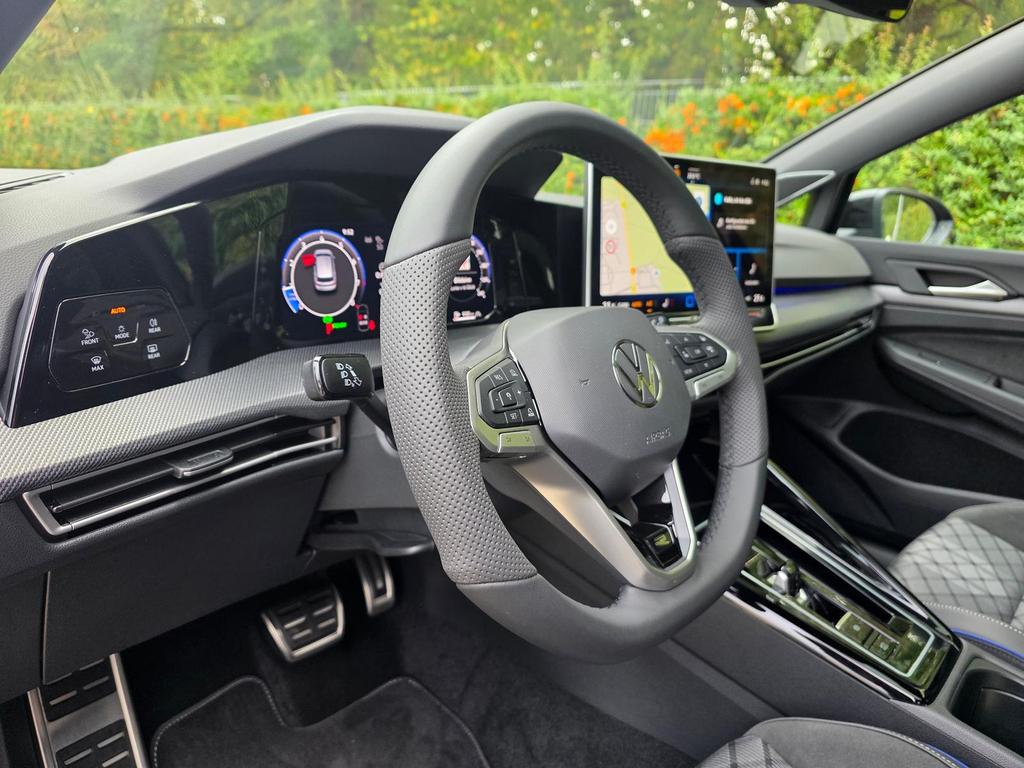 Volkswagen Golf 2026 г. Чёрный, пробег 6000 км