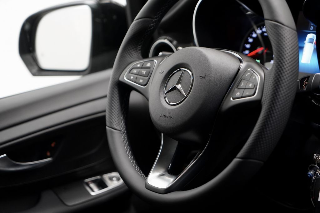 Mercedes-Benz V 300 2023 г. Чёрный, пробег 49000 км
