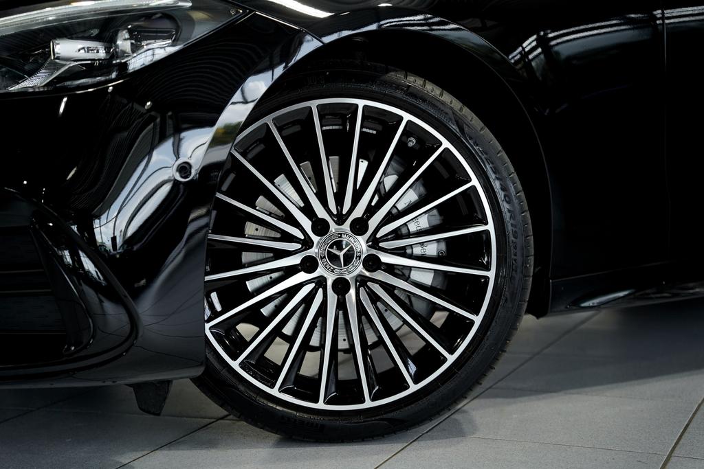 Mercedes-Benz C 300 2024 г. Чёрный, пробег 40000 км