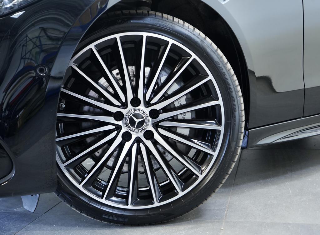 Mercedes-Benz C 300 2024 г. Чёрный, пробег 53000 км
