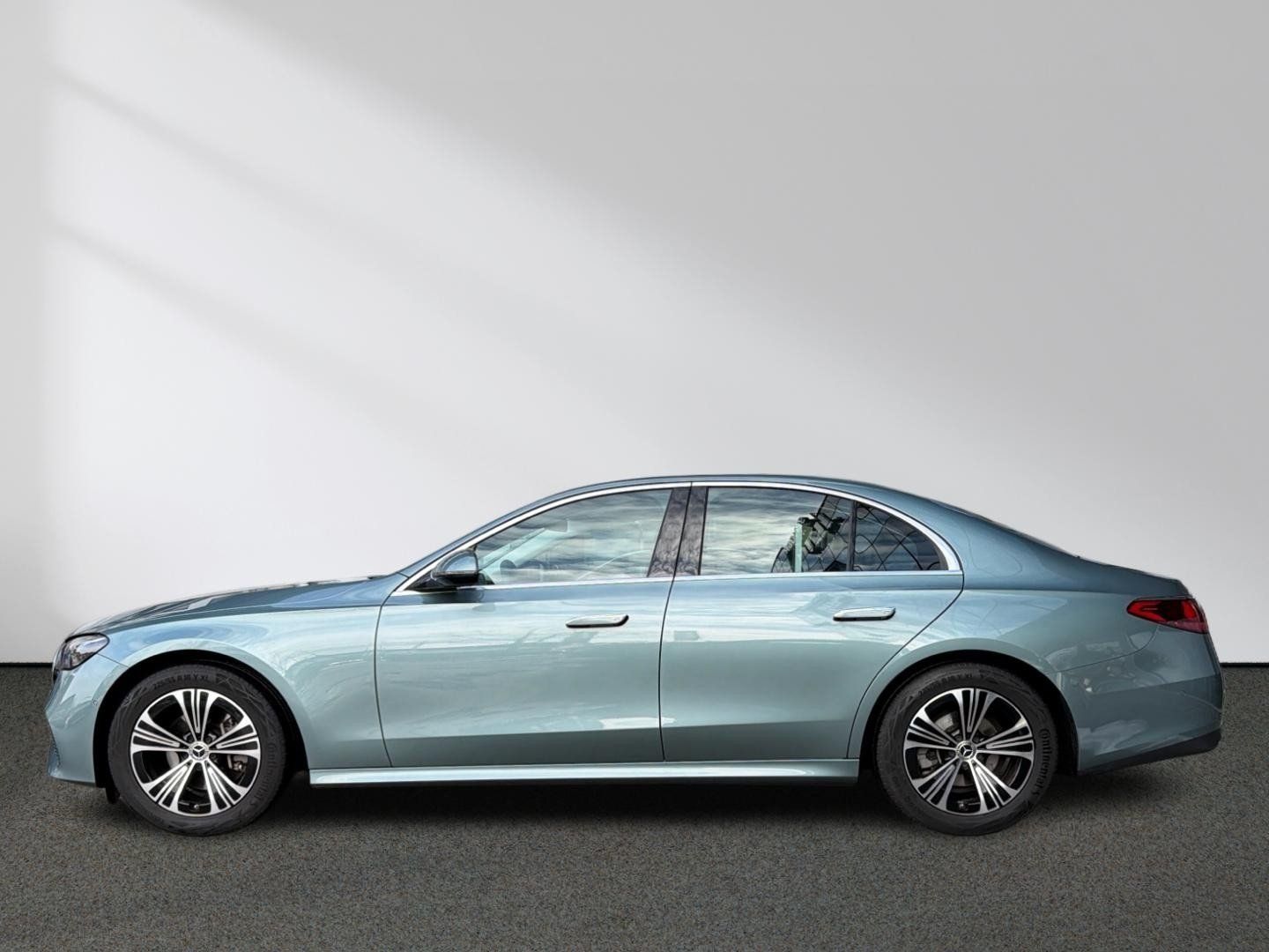 Mercedes-Benz E 200 2024 г. Серый, пробег 45777 км