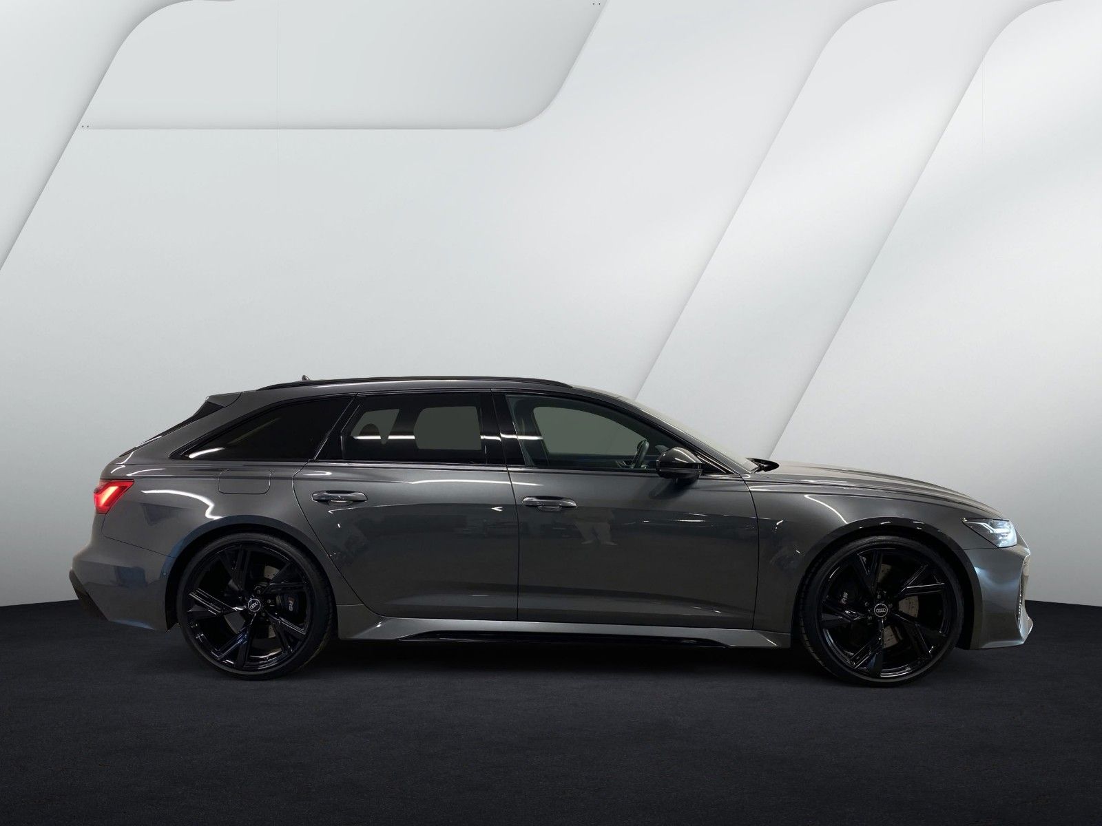 Audi RS6 2023 г. Серый, пробег 49157 км