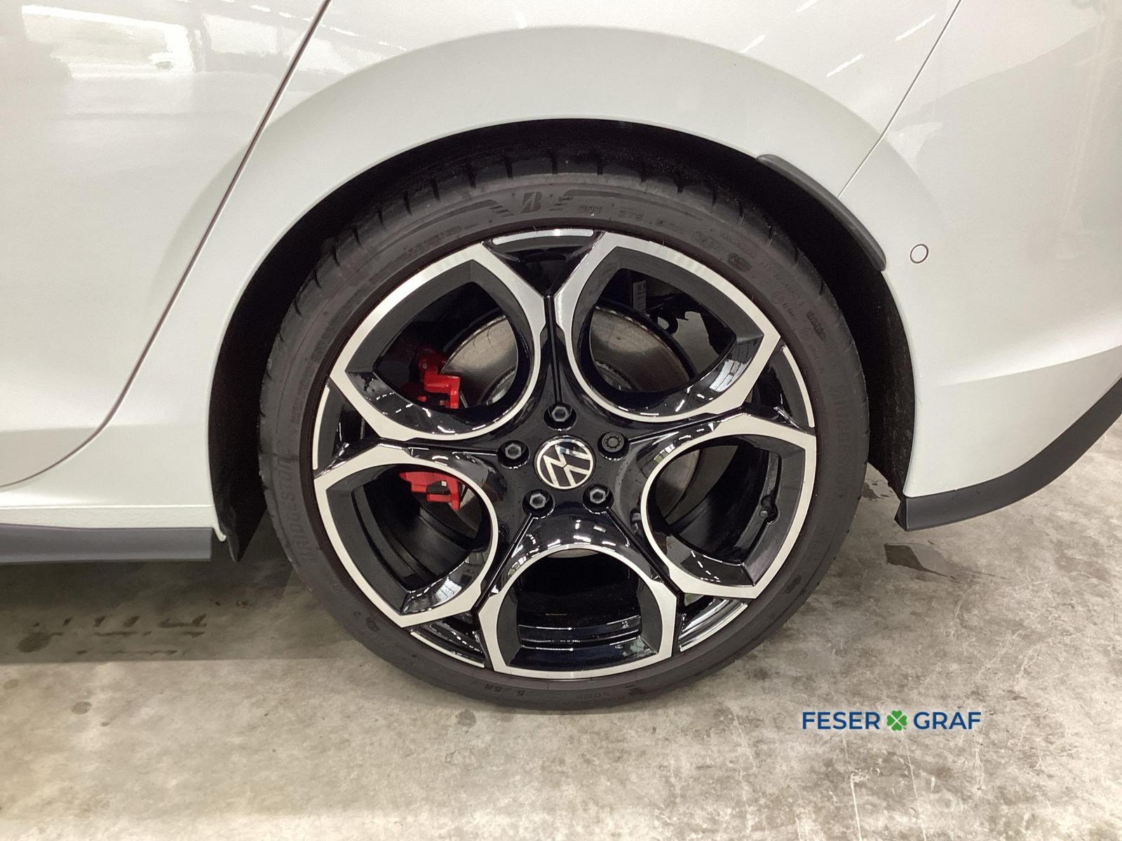 Volkswagen Golf 2024 г. Белый, пробег 23467 км