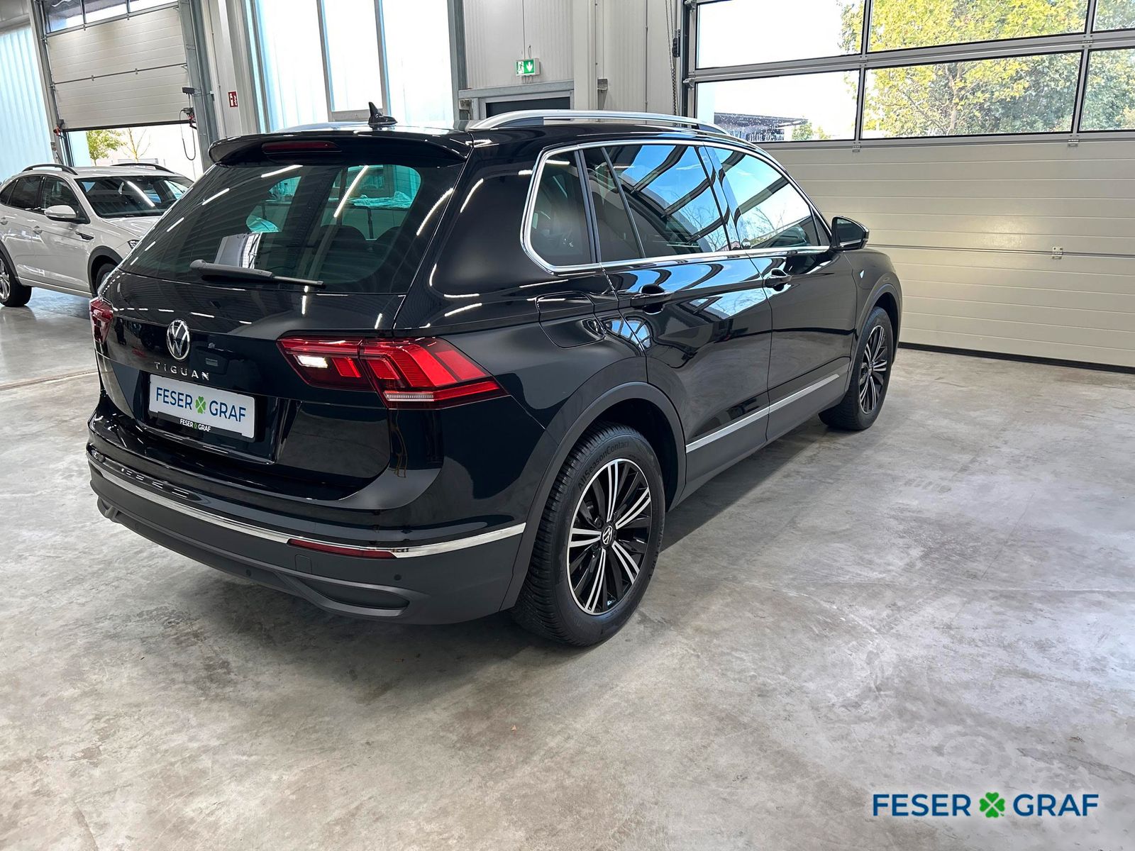 Volkswagen Tiguan 2023 г. Чёрный, пробег 37190 км