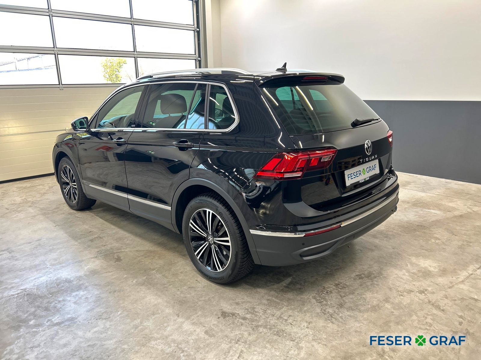 Volkswagen Tiguan 2023 г. Чёрный, пробег 37190 км