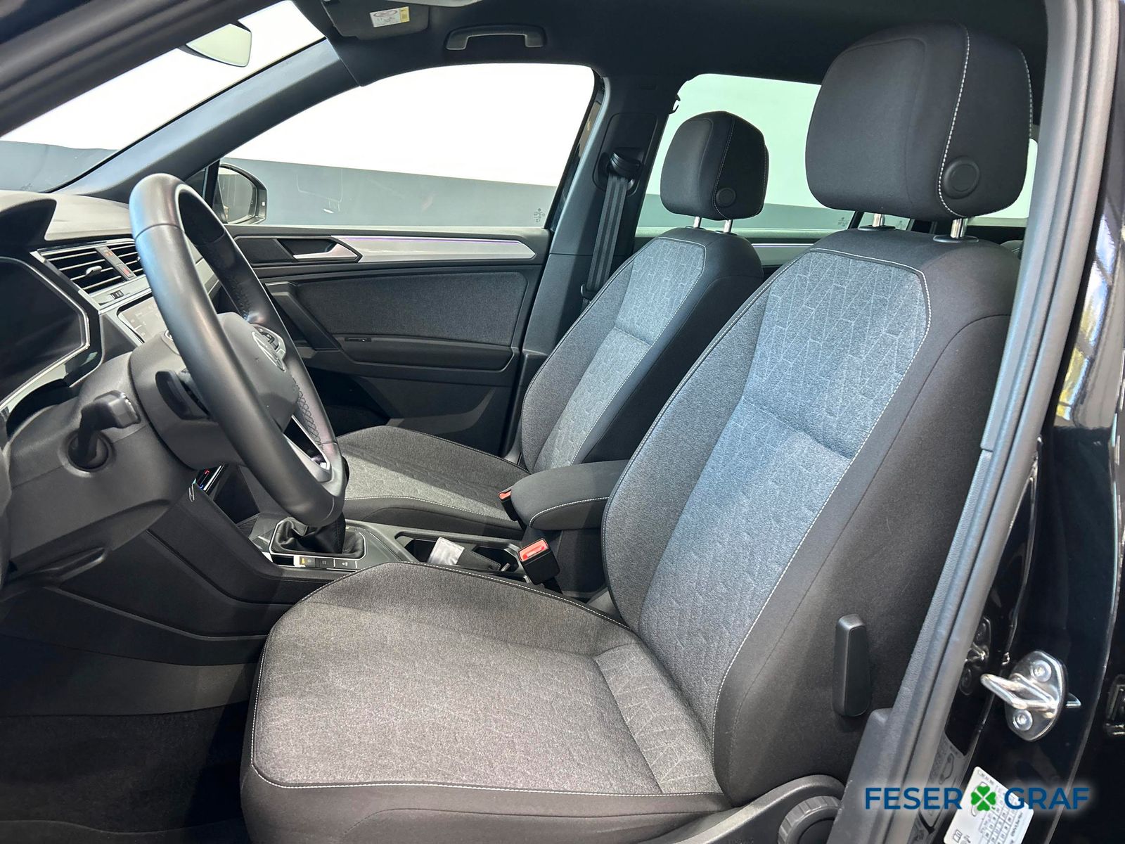 Volkswagen Tiguan 2023 г. Чёрный, пробег 37190 км