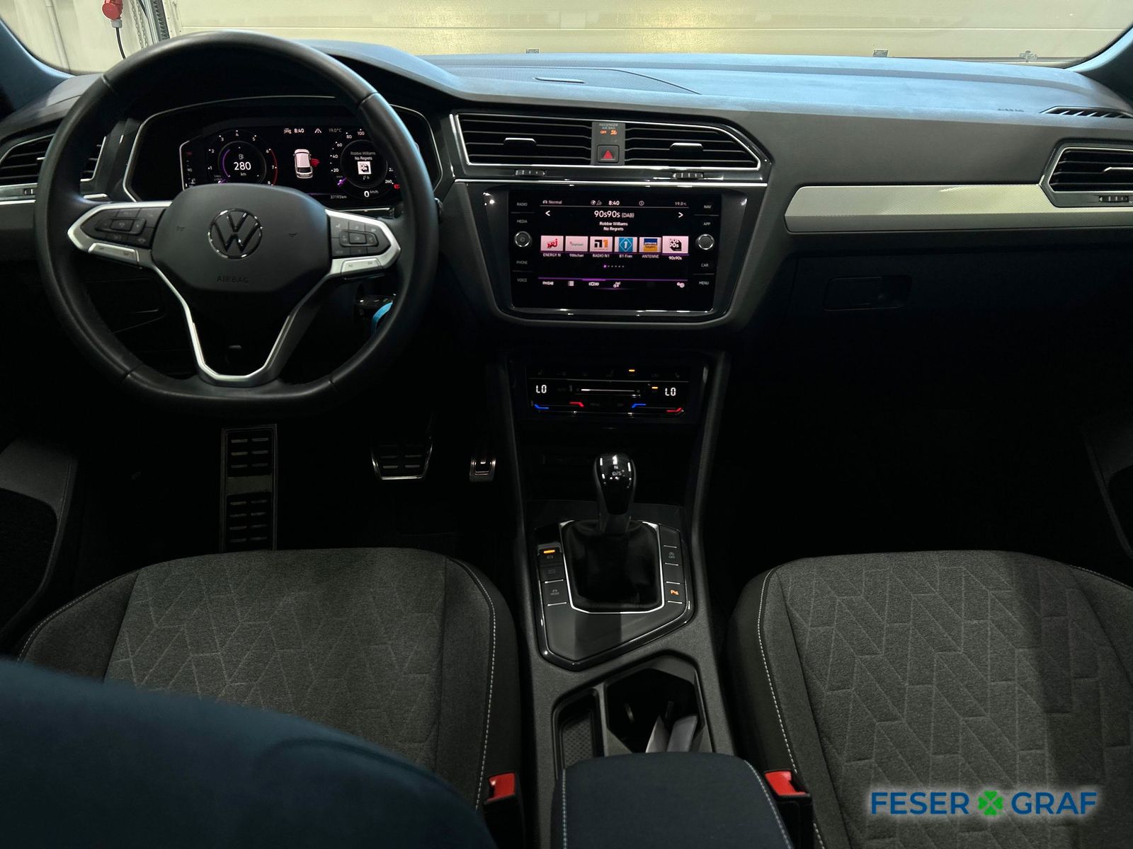 Volkswagen Tiguan 2023 г. Чёрный, пробег 37190 км