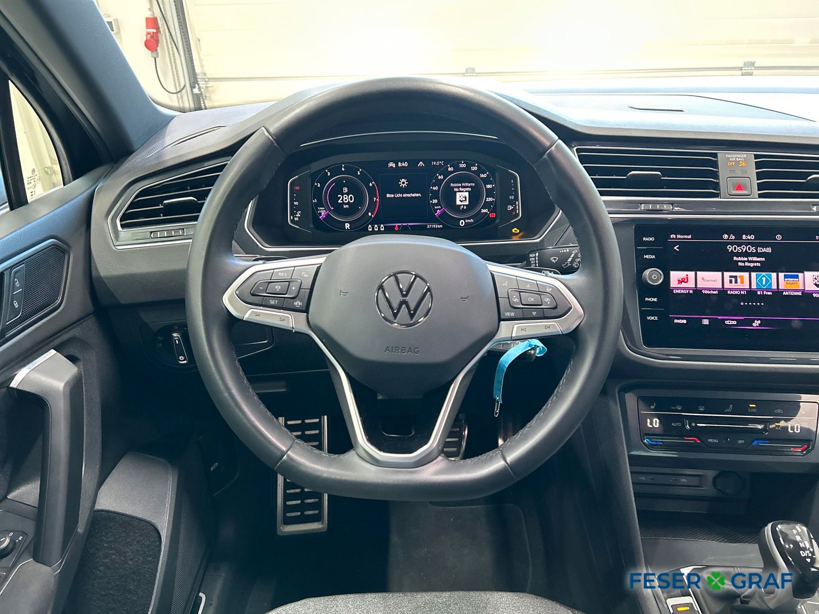 Volkswagen Tiguan 2023 г. Чёрный, пробег 37190 км
