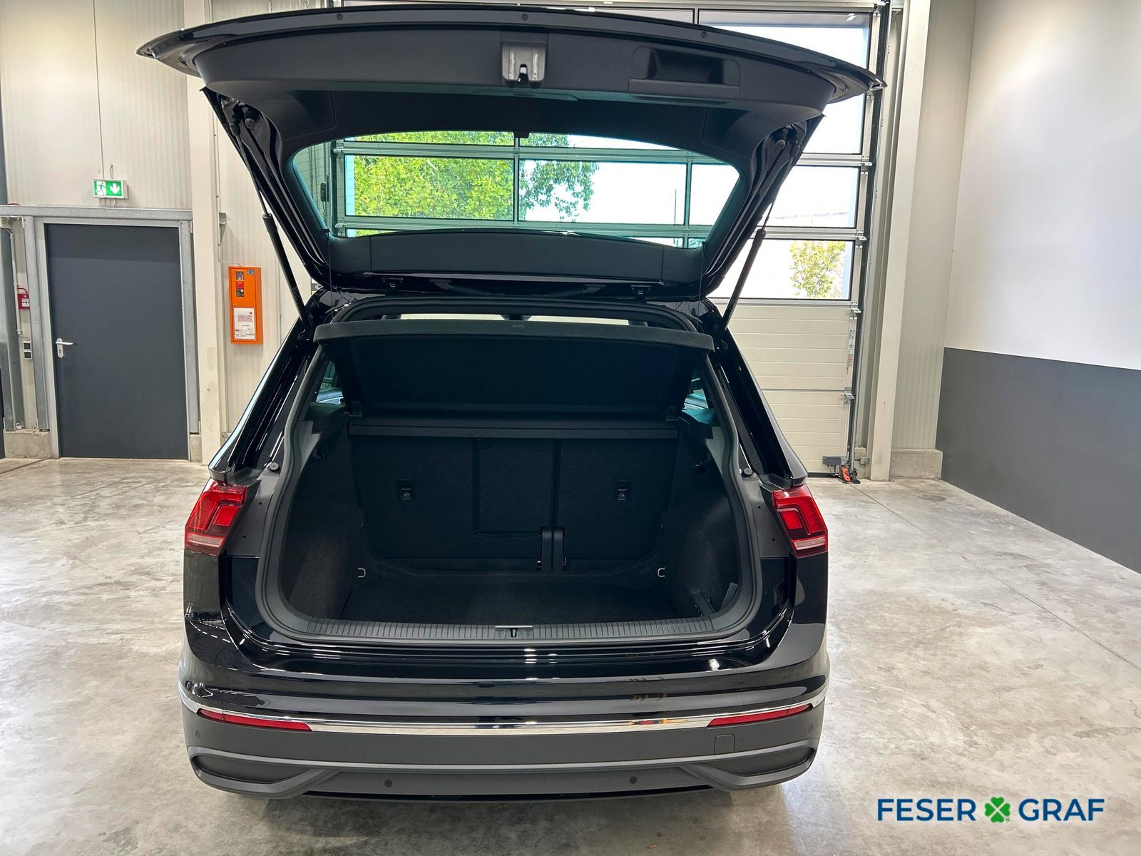 Volkswagen Tiguan 2023 г. Чёрный, пробег 37190 км