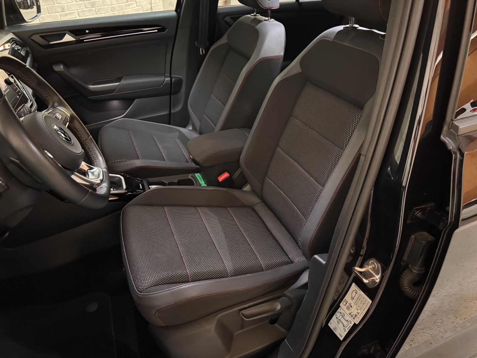 Volkswagen T-Roc 2022 г. Чёрный, пробег 25000 км