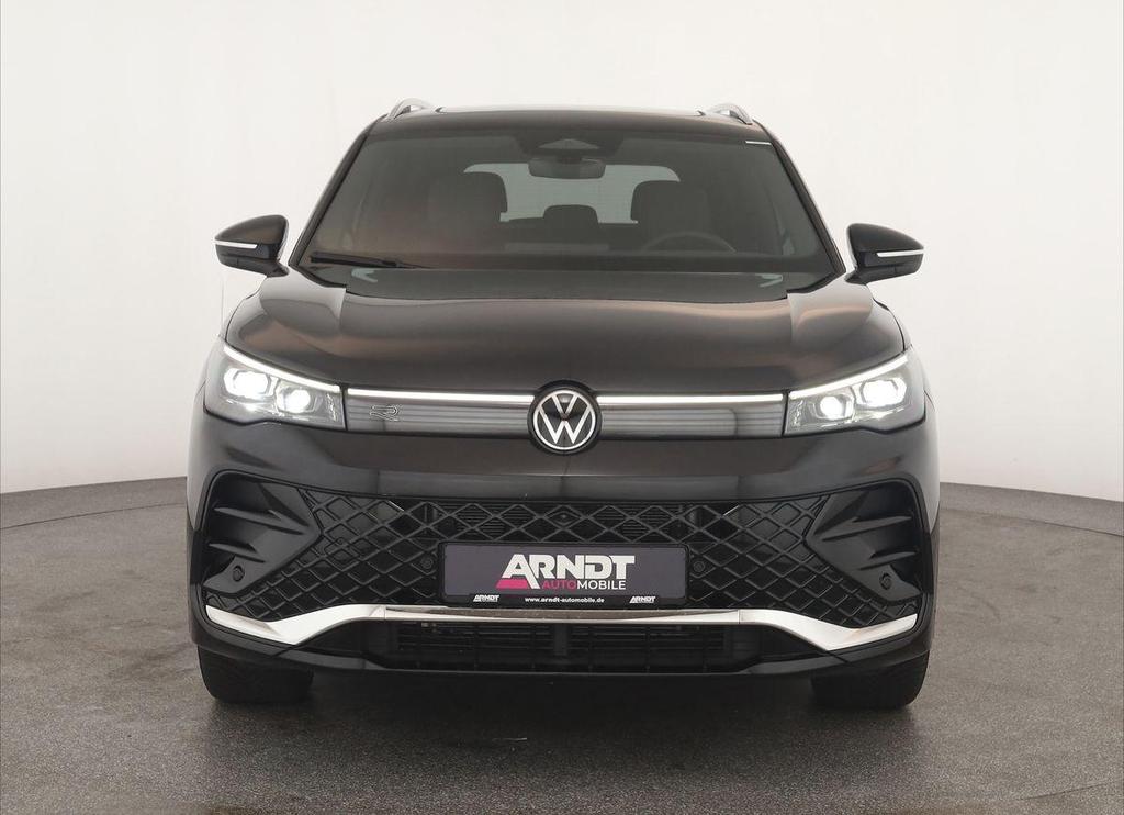 Volkswagen Tiguan 2024 г. Чёрный, пробег 33800 км