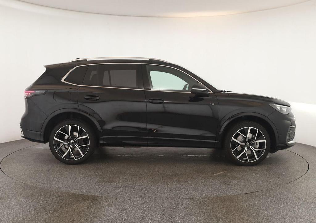 Volkswagen Tiguan 2024 г. Чёрный, пробег 33800 км