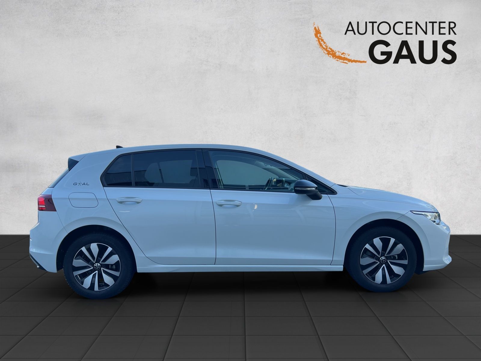 Volkswagen Golf 2025 г. Белый, пробег 9762 км