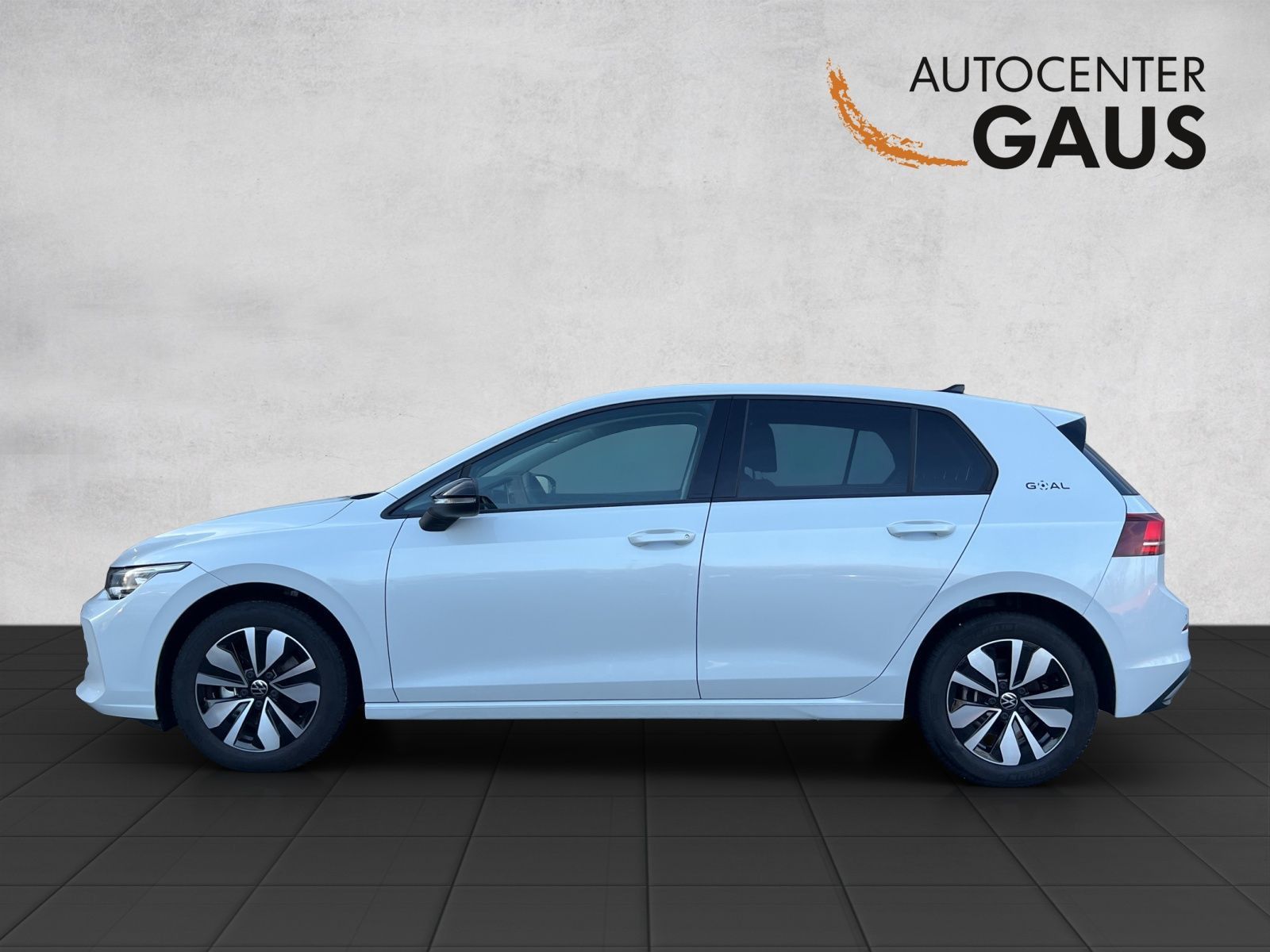 Volkswagen Golf 2025 г. Белый, пробег 9762 км