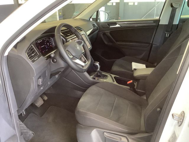 Volkswagen Tiguan 2023 г. Белый, пробег 50021 км