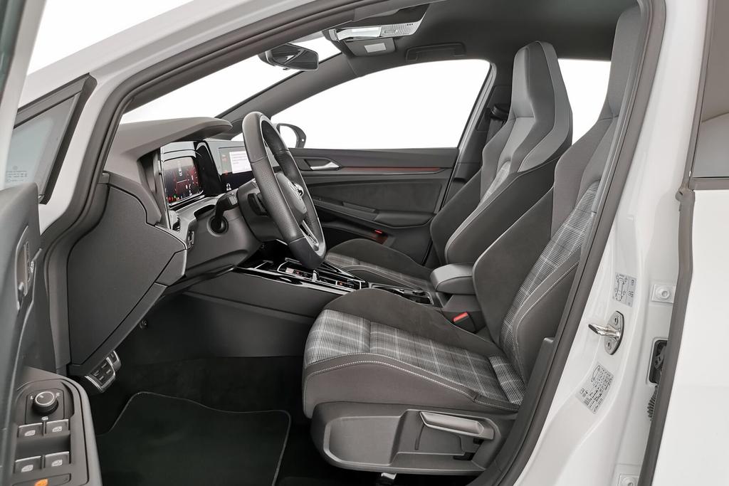 Volkswagen Golf 2024 г. Белый, пробег 22901 км