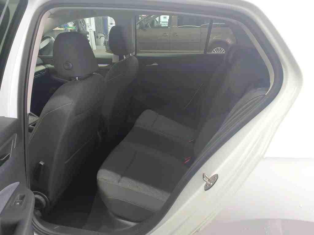 Volkswagen Golf 2024 г. Белый, пробег 22290 км