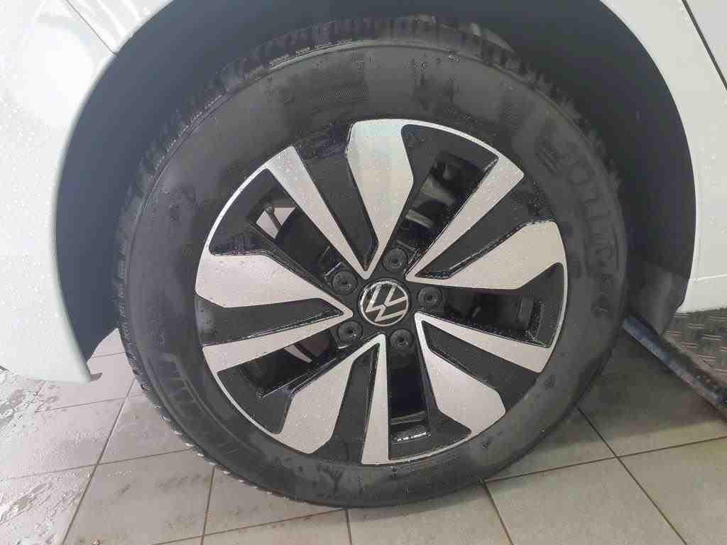 Volkswagen Golf 2024 г. Белый, пробег 22290 км