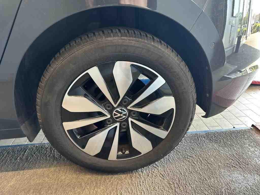 Volkswagen Golf 2024 г. Серый, пробег 23110 км