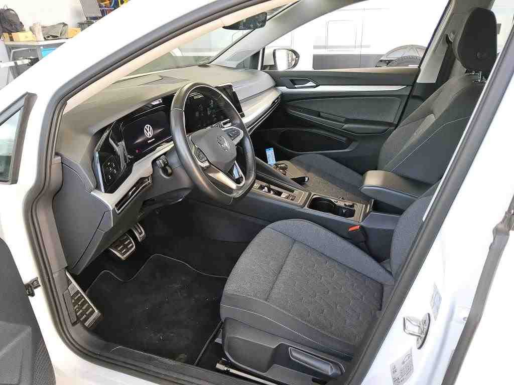 Volkswagen Golf 2024 г. Белый, пробег 19560 км