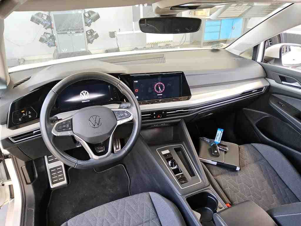 Volkswagen Golf 2024 г. Белый, пробег 19560 км