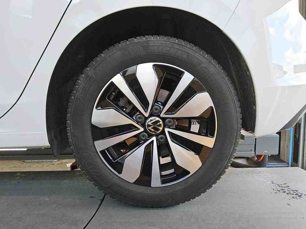 Volkswagen Golf 2024 г. Белый, пробег 19560 км