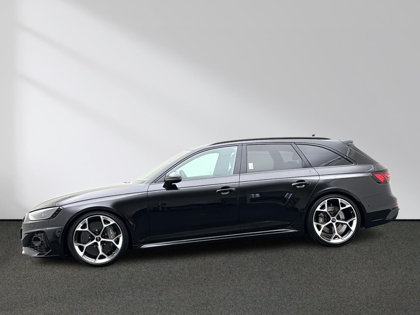 Audi RS4 2023 г. Чёрный, пробег 19576 км