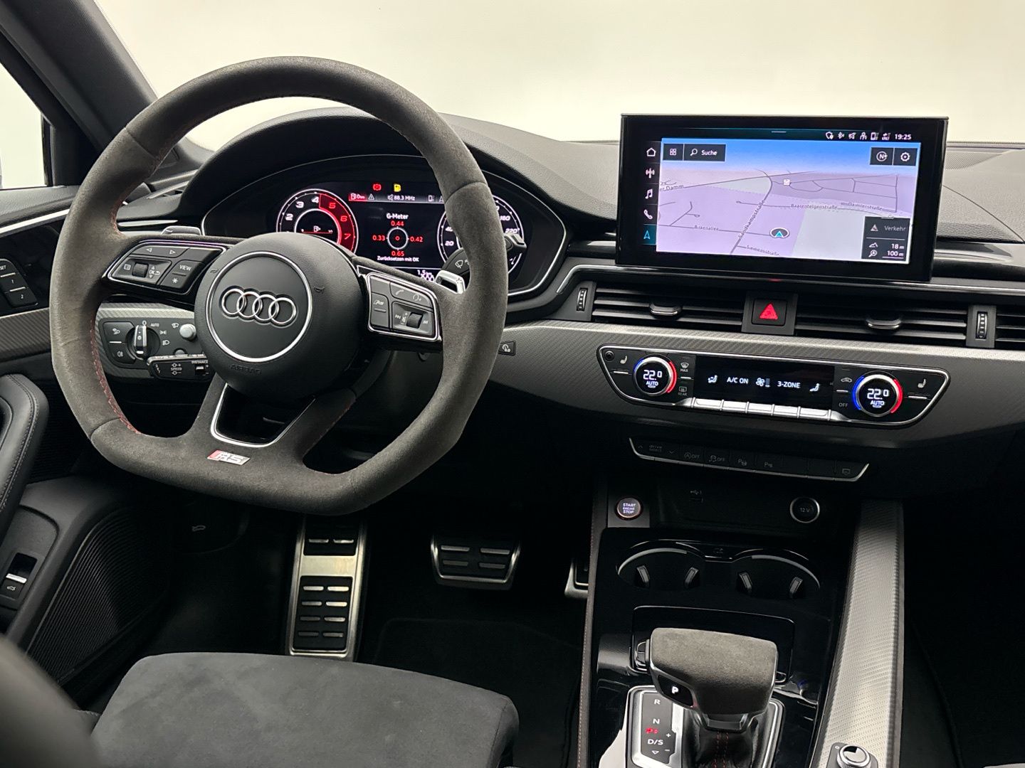 Audi RS4 2023 г. Чёрный, пробег 19576 км