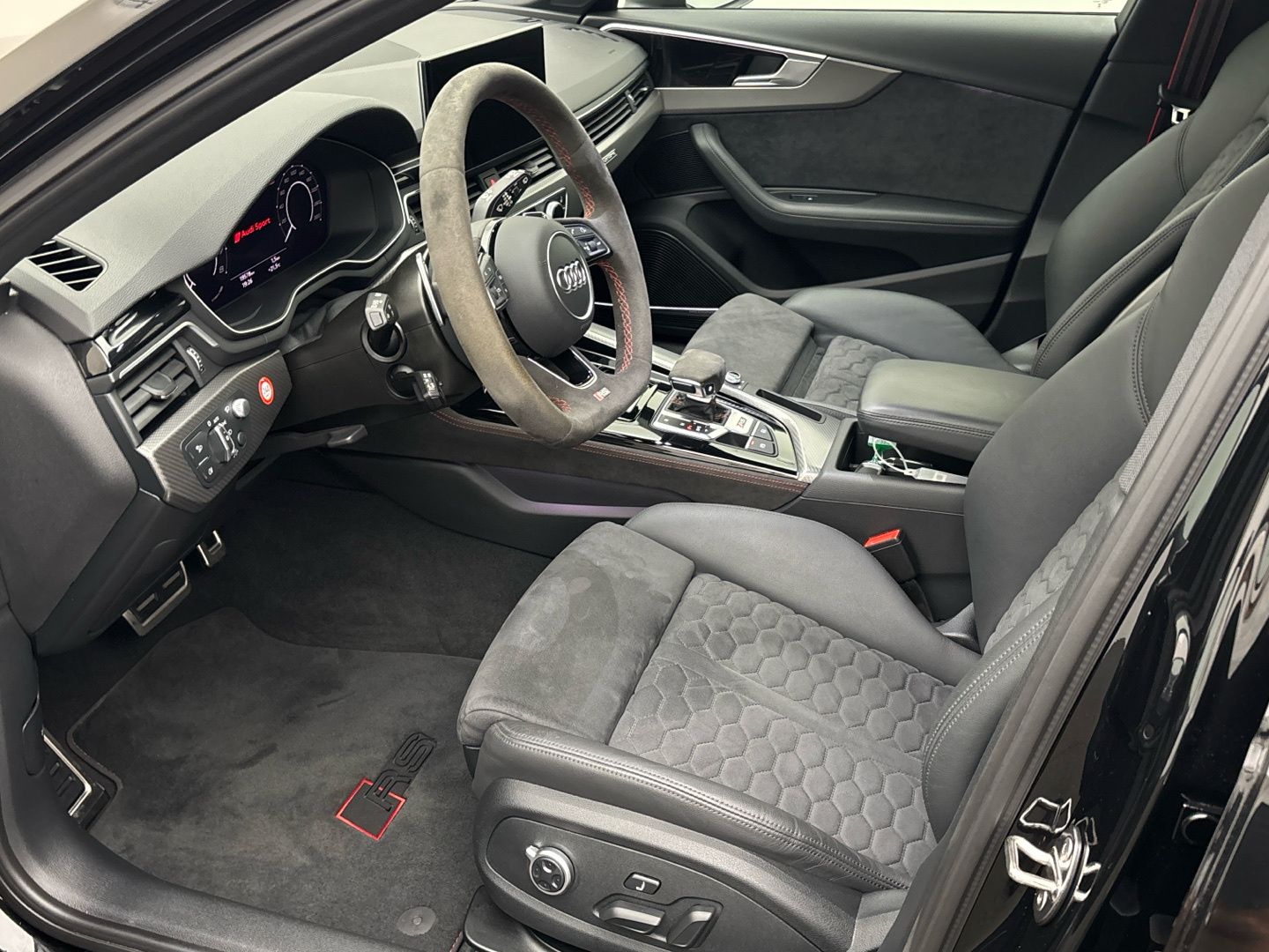 Audi RS4 2023 г. Чёрный, пробег 19576 км