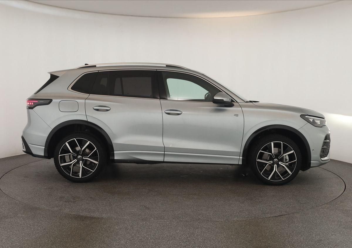Volkswagen Tiguan 2024 г. Серебристый, пробег 37700 км