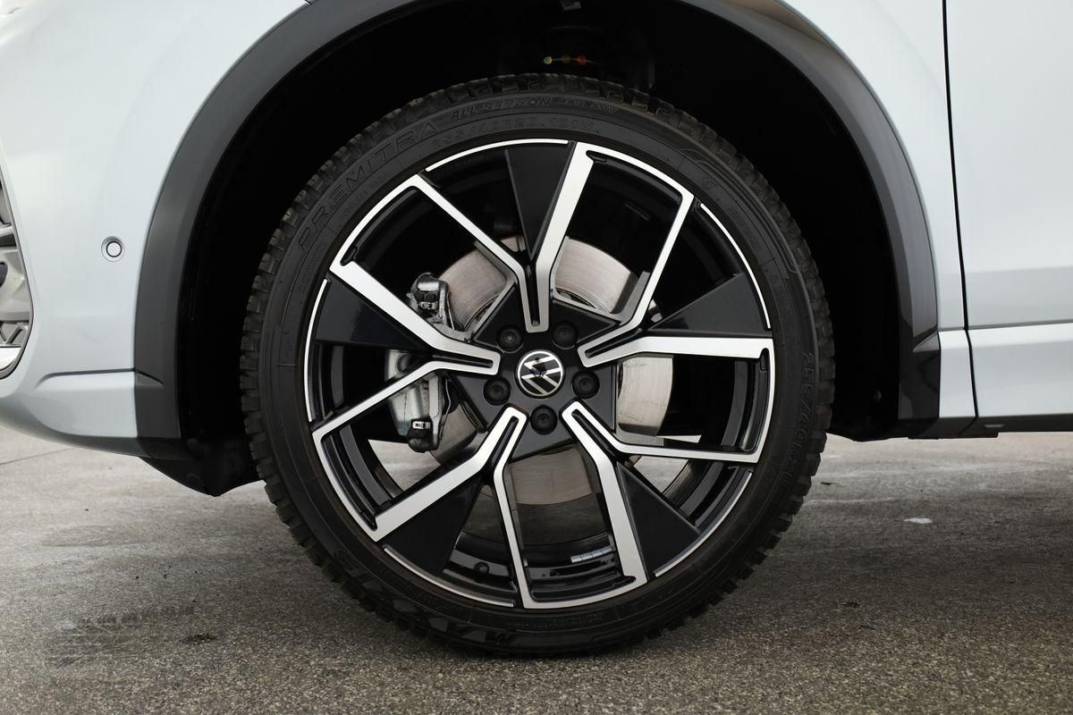 Volkswagen Tiguan 2024 г. Серебристый, пробег 37700 км