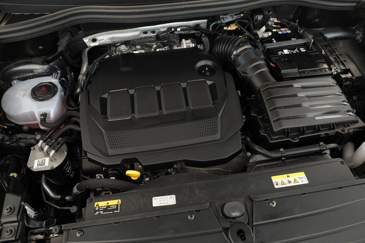 Volkswagen Tiguan 2024 г. Серебристый, пробег 37700 км