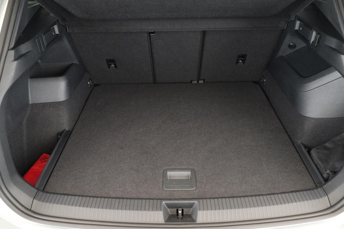 Volkswagen Tiguan 2024 г. Серебристый, пробег 37700 км