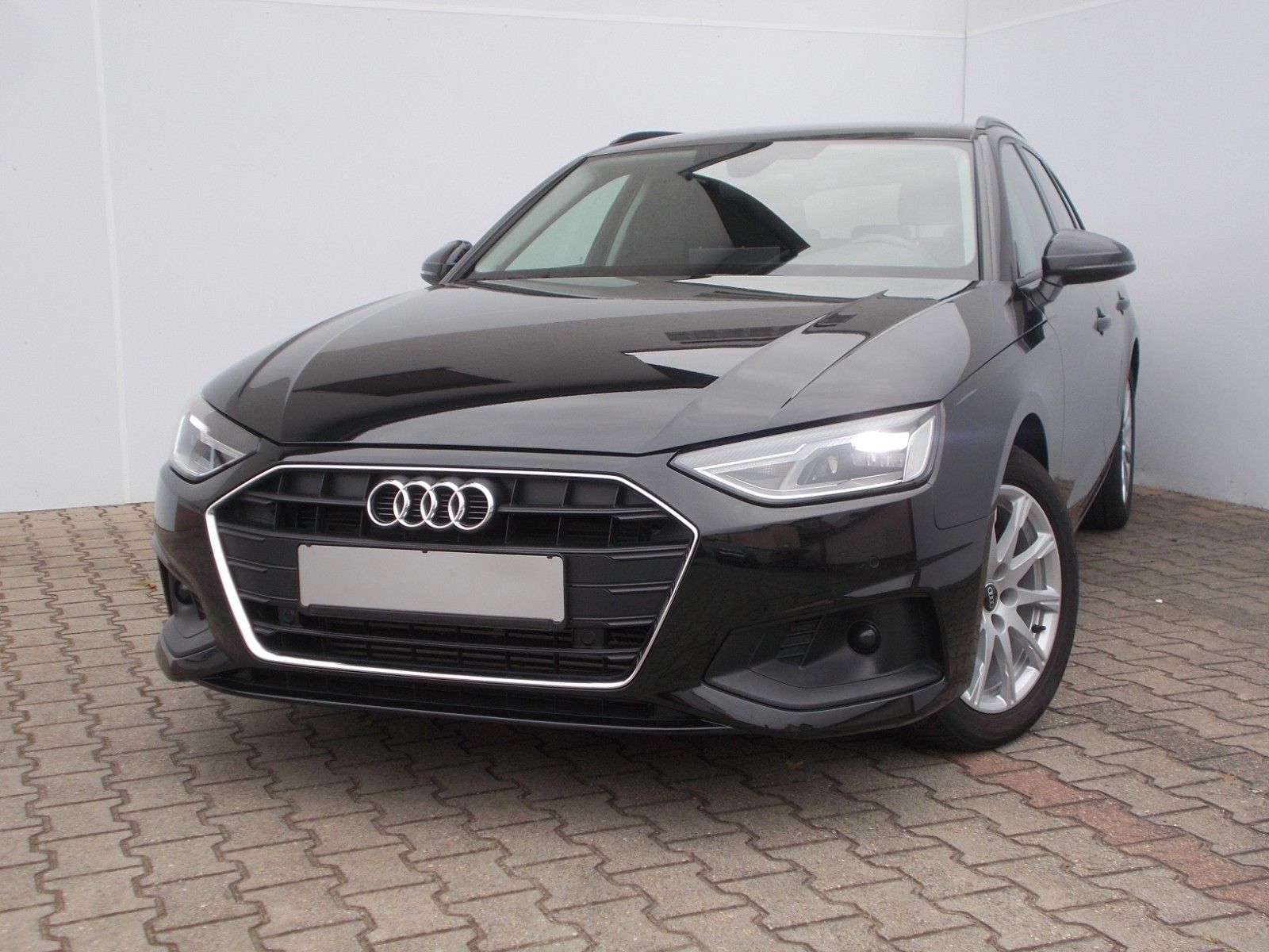 Audi A4 2022 г. Чёрный, пробег 53117 км
