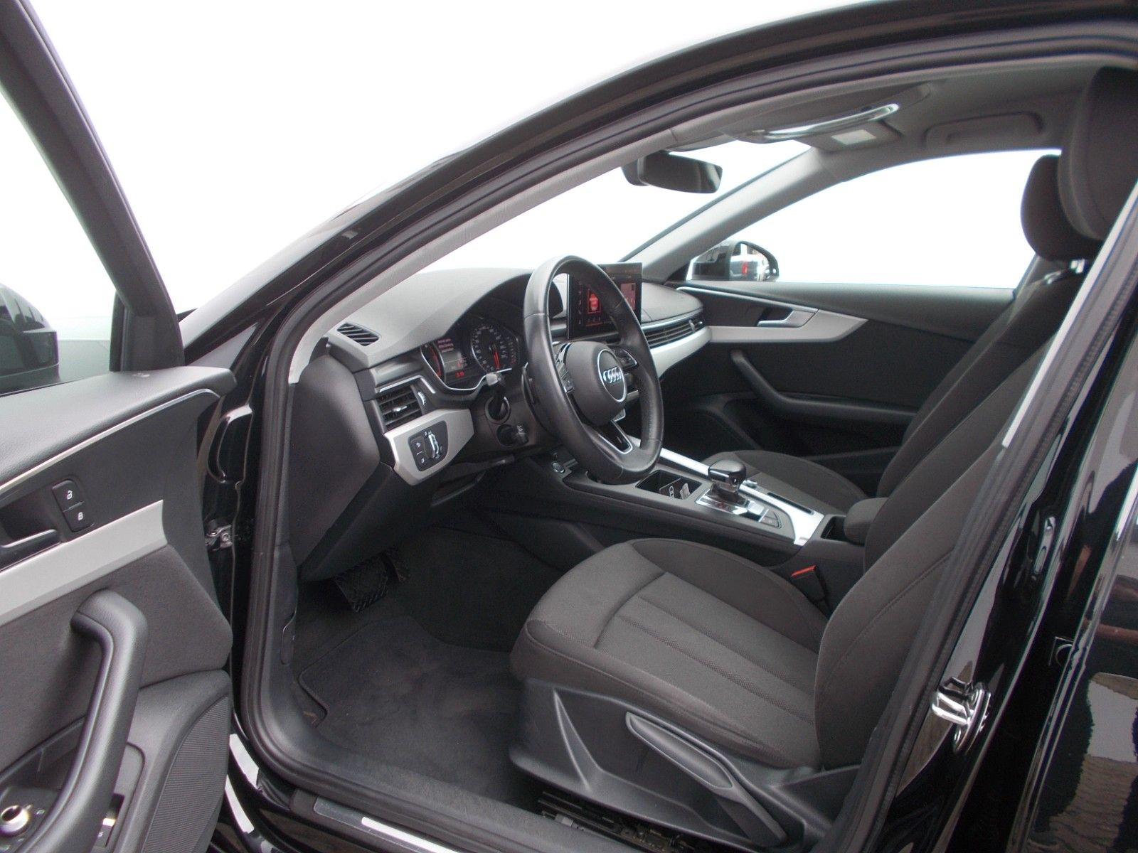 Audi A4 2022 г. Чёрный, пробег 53117 км